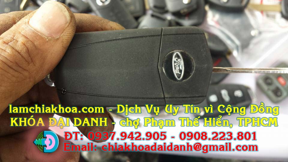 Làm chìa khóa gập xe Ford Escape
